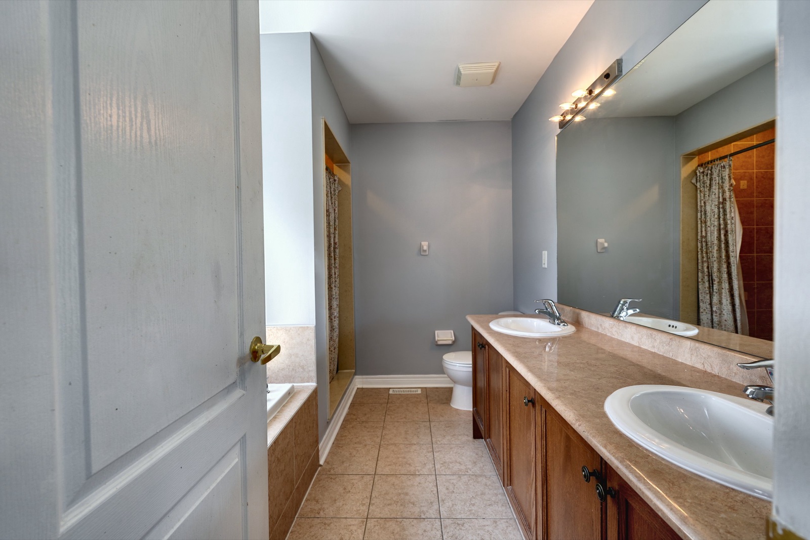 Interior photography of a bathroom